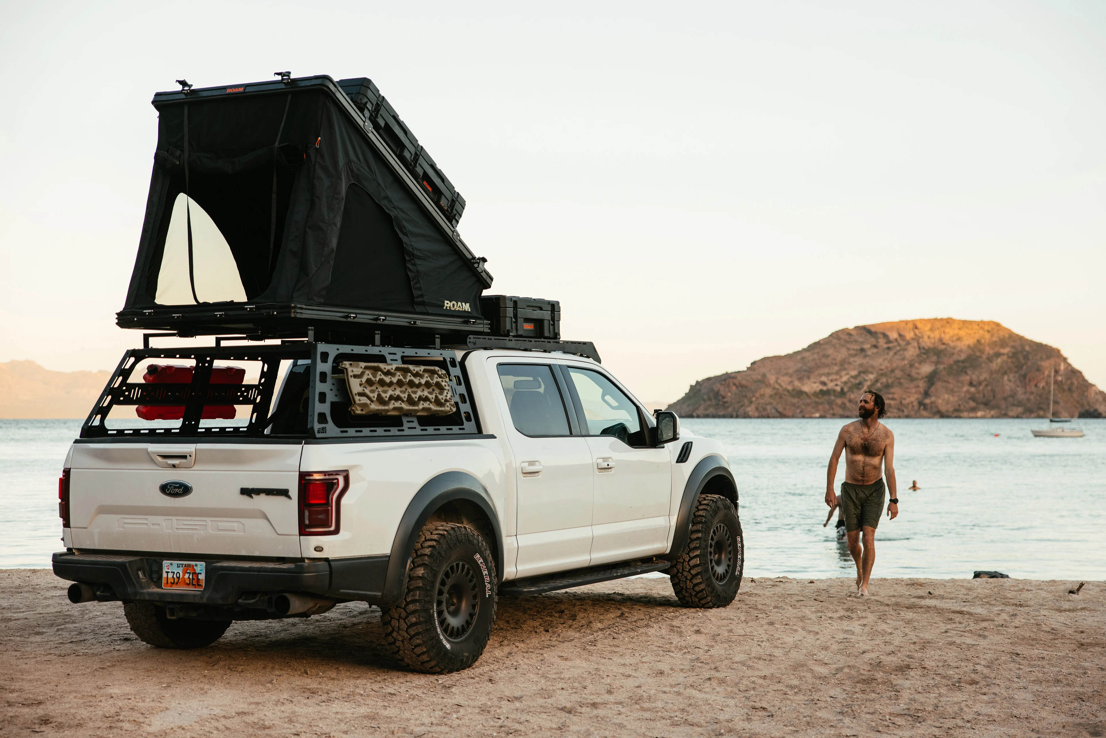 Roam Adventure Co Desperado Hardshell Rooftop Tent - Image 4